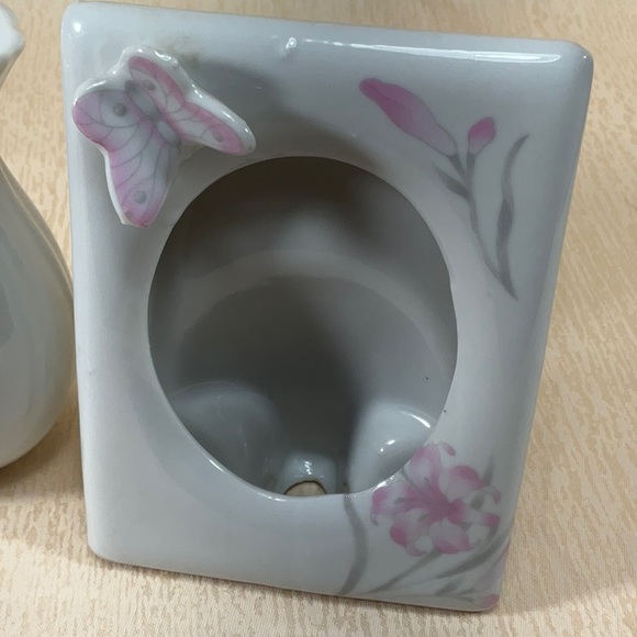 Vintage Floral Ceramic Vase and Frames Butterflies and Flowers - Picture 7 of 16